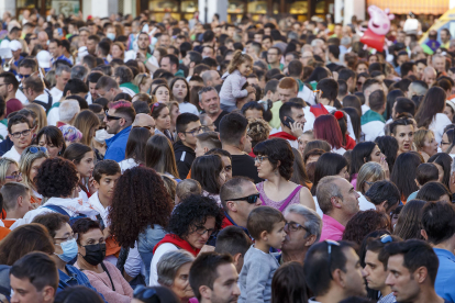 Público en el arranque de las fiestas de San Pedro. SANTI OTERO