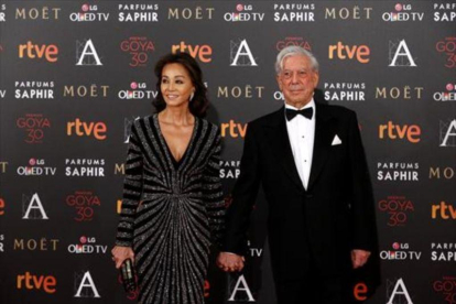 Isabel Preysler y Mario Vargas Llosa, en la entrega de los Premios Goya 2016.-JUAN MANUEL PRATS