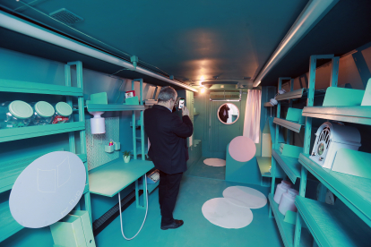 Imagen del interior del autobús que alberga el ‘scape book’ móvil. RAÚL G. OCHOA
