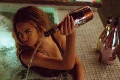 Imágen de la polémica de Beyoncé con el champán en su último clip.-