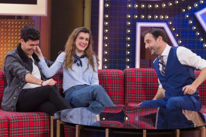 Alfred y Amaia, con Robert Vilar, en el programa de Antena 3 La noche de Rober.-EL PERIÓDICO