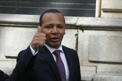 El padre de Neymar abandona la Audiencia Nacional el pasado mes de octubre.-JUAN MANUEL PRATS