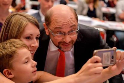 Schulz, con unos seguidores tras el mitin.-SASCHA SCHUERMANN / AFP