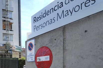Imagen de la entrada de una residencia de personas mayores.-ISRAEL L. MURILLO
