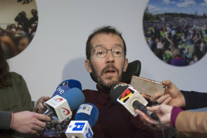 El secretario de Organización de Podemos, Pablo Echenique, durante la rueda de prensa en Zaragoza.-EFE/Toni Galán