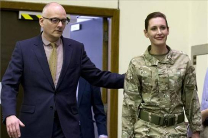 Anna Cross, junto al doctor Michael Jacobs, a su llegada a la rueda de prensa en el Royal Free Hospital, en Londres.-Foto:  JUSTIN TALLIS / AFP