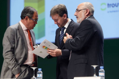 Baudilio Fernández-Mardomingo, Javier Lacalle y Luis Miguel Cebrián charlan antes de la inauguración del congreso.-RAÚL G. OCHOA