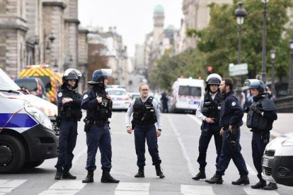 La policía bloquea la calle después del atentado en la prefectura de París, el pasado octubre.-MARTIN BUREAU (AFP)