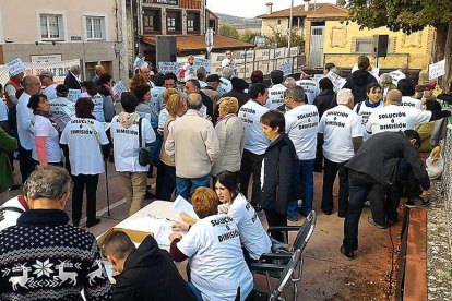 Manifestación de vecinos de La Hidesilla en Quincoces de Yuso.-ECB