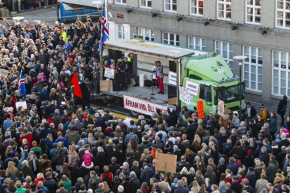 Manifestantes contra la permanencia en el Gobierno del 'premier' Gunnlaugsson, el día 4, en Reikiavik.-EFE / BIRGIR POR HARDARSON