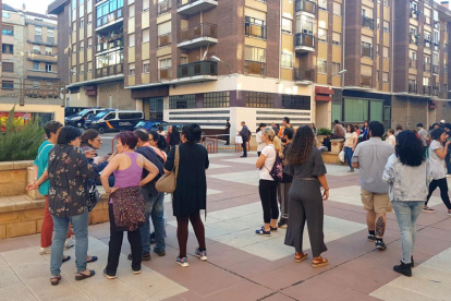 Un grupo de vecinas junto al cordón policial en la calle en la que se ubica el domicilio en el que estaba el detenido.-L.V.