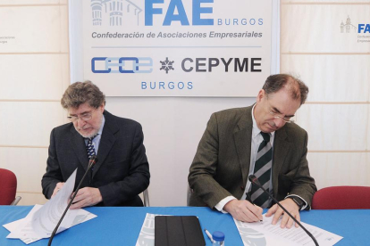 Luis Mayoral y Miguel Ángel Benavente firman el convenio.-ISRAEL L. MURILLO