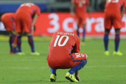 Los futbolistas de Chile, abatidos al final del partido ante Brasil-AP
