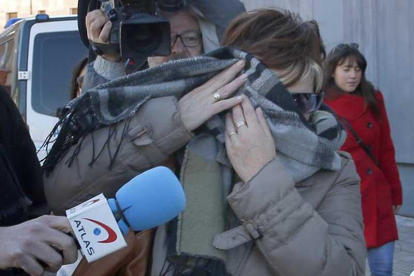 La madre de la niña arandina a la salida de los juzgados tras prestar declaración rodeada de periodistas.-JAVIER BARBANCHO