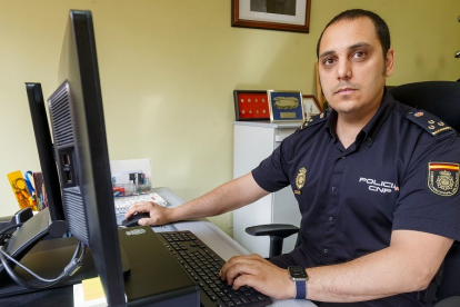 Antonio Salguero, jefe del Grupo de Delitos Informáticos de la Policía Nacional de Burgos. SANTI OTERO