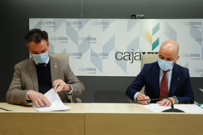 Enrique García y Javier Casado sellan el acuerdo. SANTI OTERO