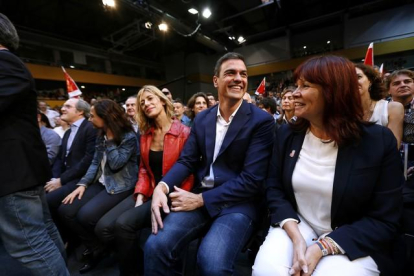 Pedro Sánchez junto a su mujer (a la izquierda) y Micaela Navarro.-DAVID CASTRO