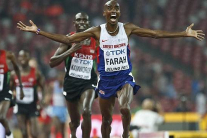 Mo Farah celebra su victoria en el 10.000.-Foto: REUTERS / LUCY NICHOLSON
