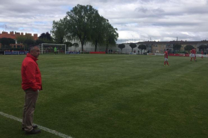 DaniSantos observa con atención un partido disputado en el Municipal de Briviesca.-