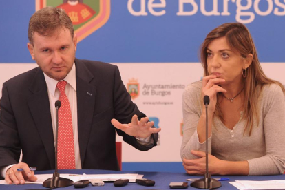 El alcalde, Javier Lacalle, y la concejal de Turismo, Carolina Blasco, presentaron ayer los datos turísticos.-ISRAEL L. MURILLO