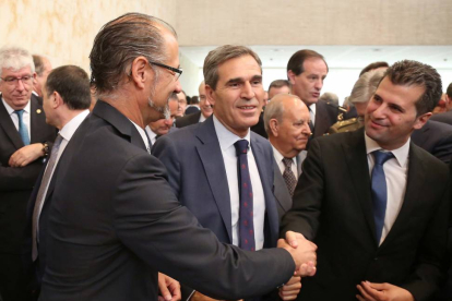 Acto de toma de posesión de Juan Vicente Herrera como presidente de la Junta de Castilla y León. El portavoz de Ciudadanos, Luis Fuentes, el procurador popular, JUan José Sanz Vitorio; y el portavoz socialista, Luis Tudanca, asisten a la toma de posesión-Ical