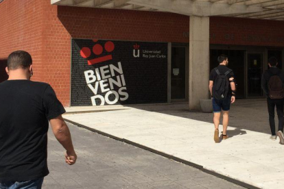 Estudiantes en el campus madrileño de Vicálvaro de la Universidad Rey Juan Carlos.-EL PERIÓDICO