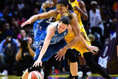 Anna Cruz y las Laynch han forzado el último partido de las finales para intentar ganar la WNBA por segunda vez consecutiva.-AFP / HARRY HOW