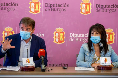 Borja Suárez e Inmaculada Sierra, esta mañana, en rueda de prensa. SANTI OTERO