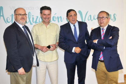 El consejero de sanidad, Antonio María Sáez, participa en la VIII Jornada de actualización en vacunas de Castilla y León en el Real Sitio de San Ildefonso.-ICAL