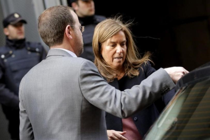 Ana Mato, en marzo del 2015, tras declarar en la fase de instrucción del 'caso Gürtel'.-JOSÉ LUIS ROCA