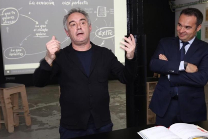 Ferran Adrià, izquierda, y Jordi Nicolau presentan Mise en place.-RICARD CUGAT