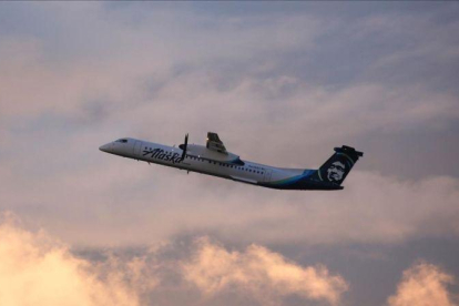 Un bombardier de Horizon Air, despega del aeropuerto de Seattle-Tacoma.-JASON REDMOND