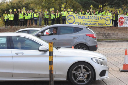 Huelga de trabajadores de Europistas en el peaje de Castañares el pasado viernes.-ISRAEL L. MURILLO