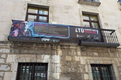 Una de las imágenes de la campaña en el balcón de la concejalía en Burgos. ECB