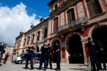 Agentes de los Mossos refuerzan la vigilancia en el Parlament.-PERIODICO (EFE/QUIQUE GARCIA)