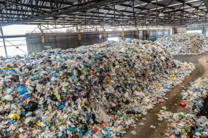 Montaña de envases a la espera de su clasificación en la planta metropolitana de reciclaje de residuos de Gavà-Viladecans.-NÚRIA PUENTES