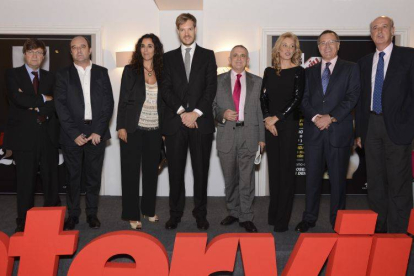 Antonio Asensio Mosbah y su esposa, Irene Salazar, junto a los últimos cinco directores de la revista y Miguel Ángel Liso, en el extremo izquierdo.-