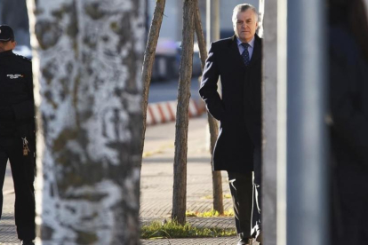 Luis Bárcenas, a su llegada a la Audiencia Nacional para declarar en el juicio del 'caso Gürtel'.-JUAN MANUEL PRATS