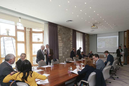 Reunión ayer del consejo rector del Consorcio del Polígono de Villalonquéjar.-RAÚL G. OCHOA