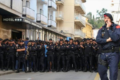 Policías nacionales montan un cordón junto al hotel de Pineda donde se alojan-REUTERS / ALBERT GEA