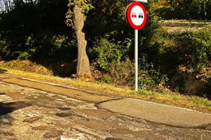 El alcalde critica que esta carretera se encuentra en un estado penoso desde ya muchos años.-ECB
