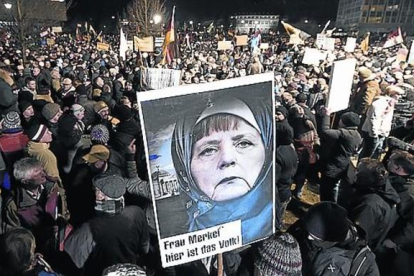 Manifestación del grupo islamófobo Pegida contra la política de Merkel sobre refugiados.-
