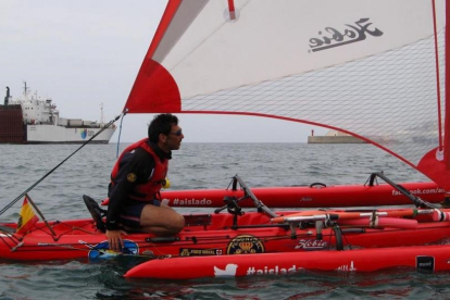 Quico Taronjí, con su kayak trimarán en Ceuta.-/ PERIODICO