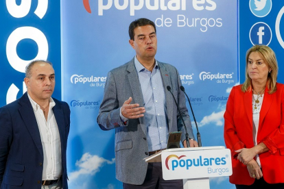 El viceportavoz del PP en las Cortes de Castilla y León, Ángel Ibáñez (centro), junto a Emilio Berzosa e Inmaculada Ranedo. SANTI OTERO