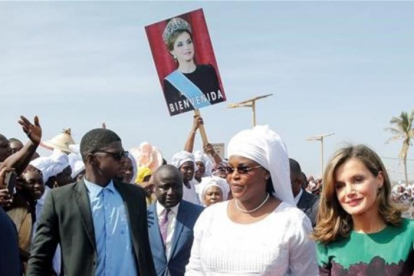 La reina Letizia, acompañada por la primera dama de Senegal, Marième Faye Sall, esposa del presidente de Senegal Macky Sall, en Dakar.-/ MARISCAL/ EFE