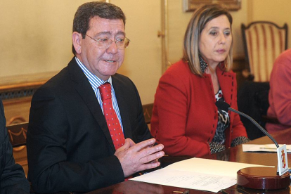 El presidente provincial (en el centro) junto a la diputada provincial Montserrat Aparicio-I. L. M.