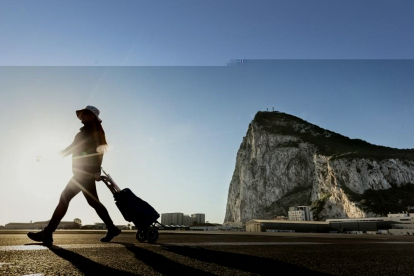 Una mujer camina por La Línea de la Concepción (Cádiz), justo en la frontera entre España y Gibraltar.-DANIEL OCHOA DE OLZA (AP)