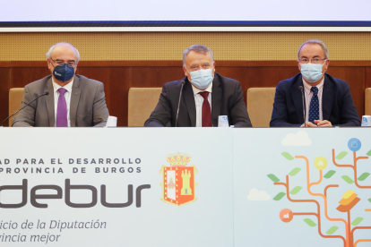 Gonzalo Salazar (UBU), Lorenzo Rodríguez y el alcalde de Villadiego, Ángel Carretón, durante la presentación de la jornada. SANTI OTERO