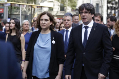 Ada Colau y Carles Puigdemont, durante la manifestación contra los atentados del pasado 27 de agosto-ALBERT BERTRAN