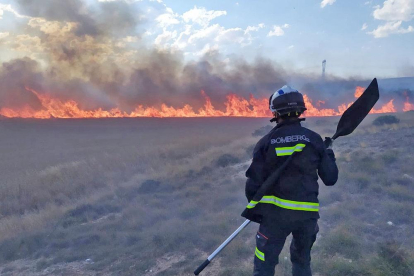Un bombero trabaja en la extinción del fuego.-BOMBEROS DE BURGOS